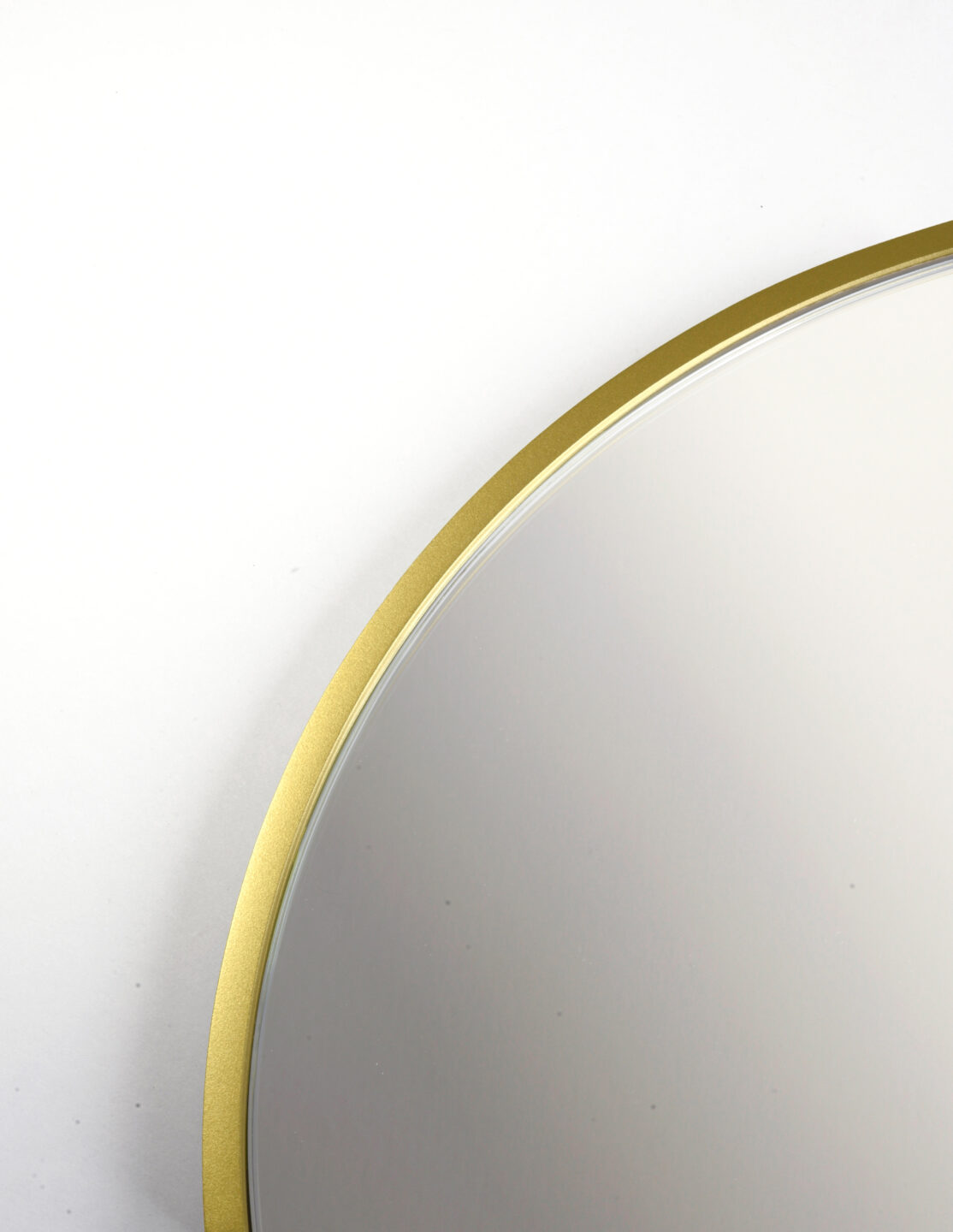 detal złotej ramy Brass Effect