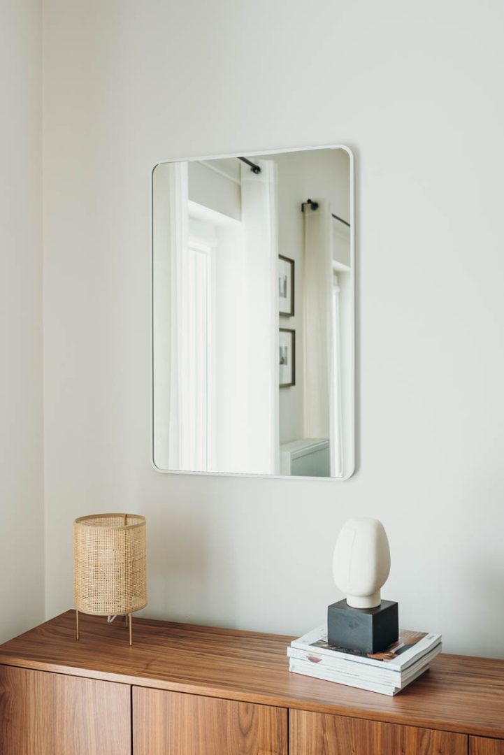 Lustro Corner White w białej ramie nad komodą w skandynawskim stylu