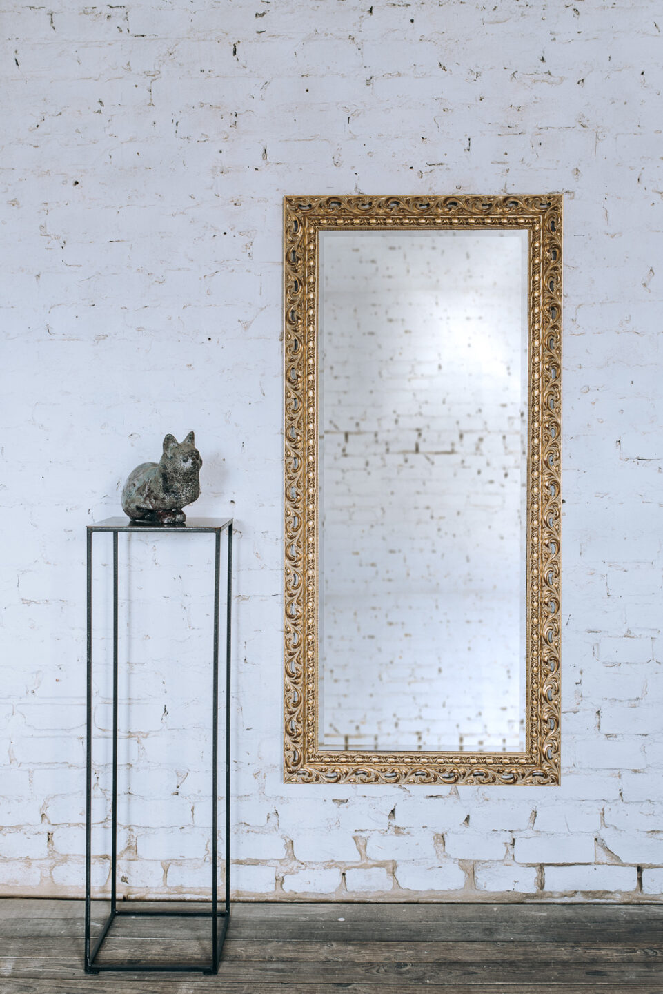ZŁOTE LUSTRO GLAMOUR W ORNAMENTOWEJ RAMIE