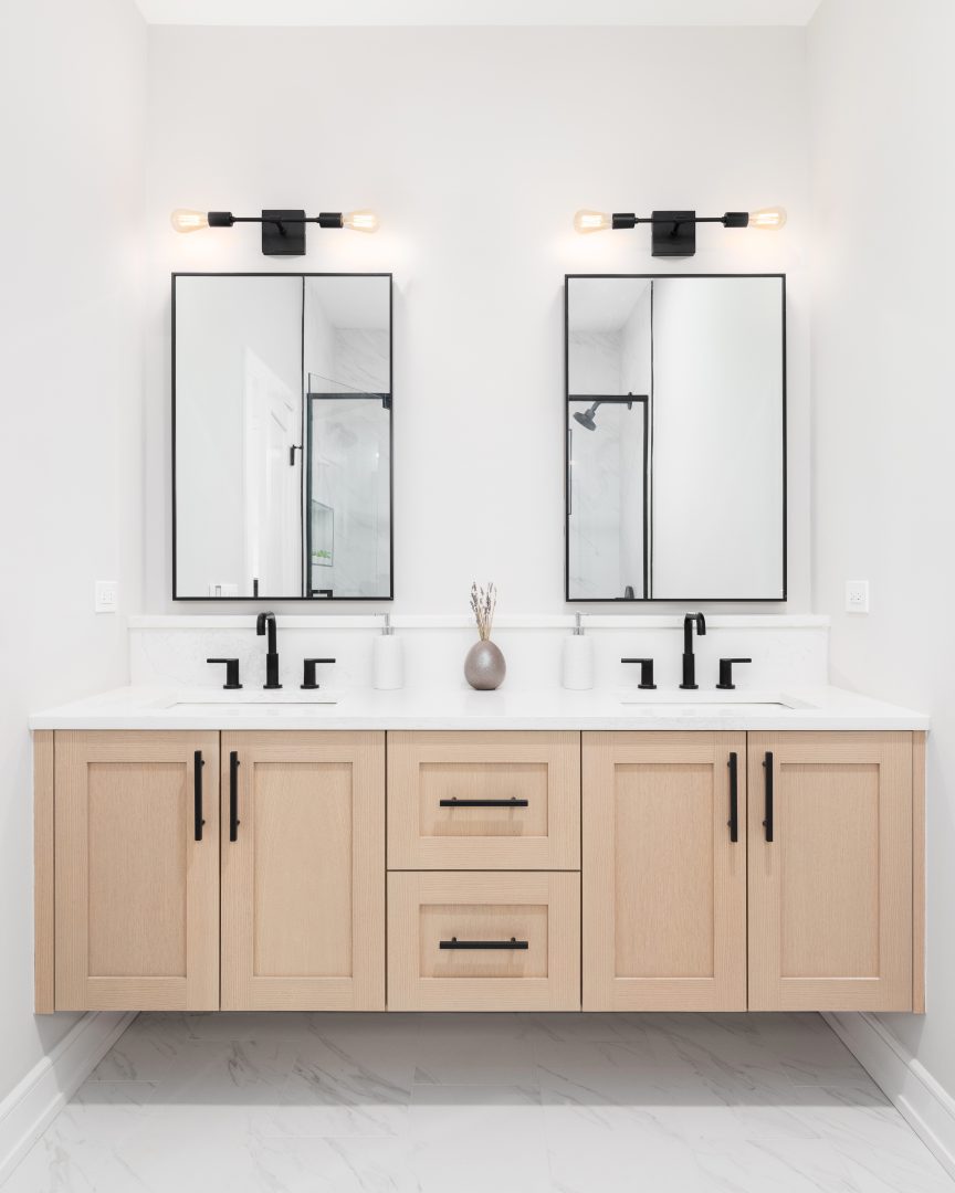 Dwa lustra Minimal Square w czarnej aluminiowej ramie loftowej łazience
