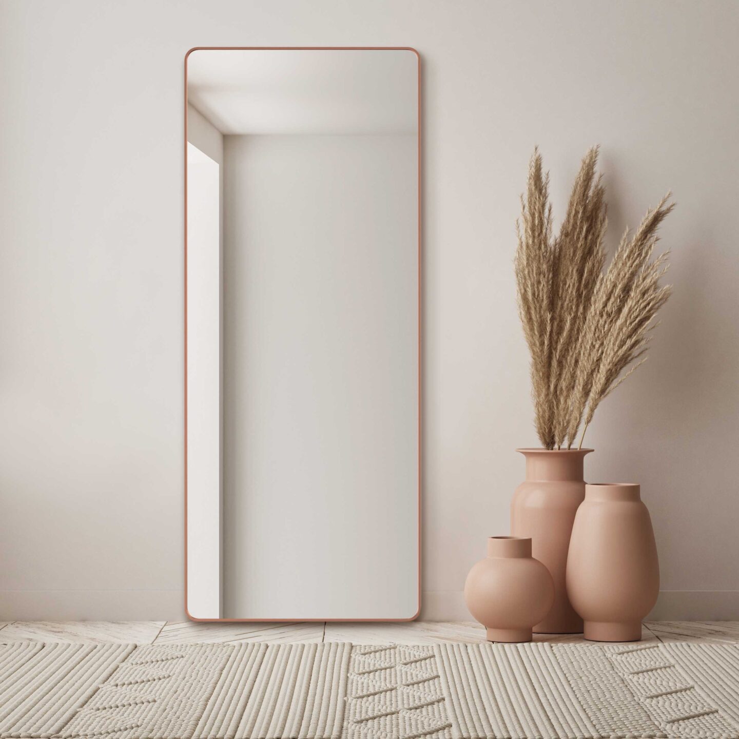 Lustro Corner Long Copper otoczone dekoracjami inspirowanymi naturą