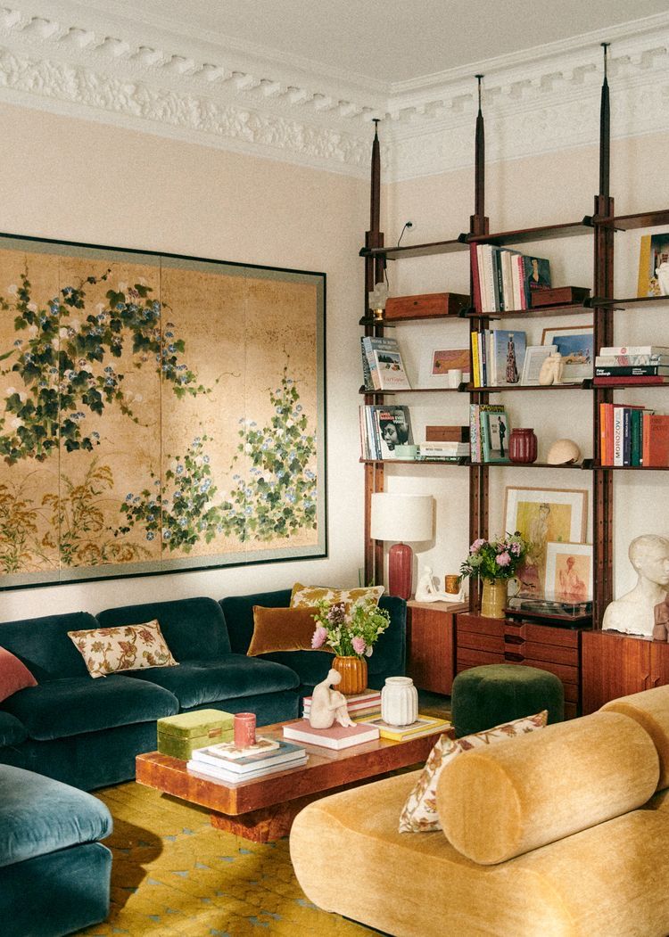przestronny jasny salon w stylistyce mid-century modern z żółtą i zieloną welurową kanapą