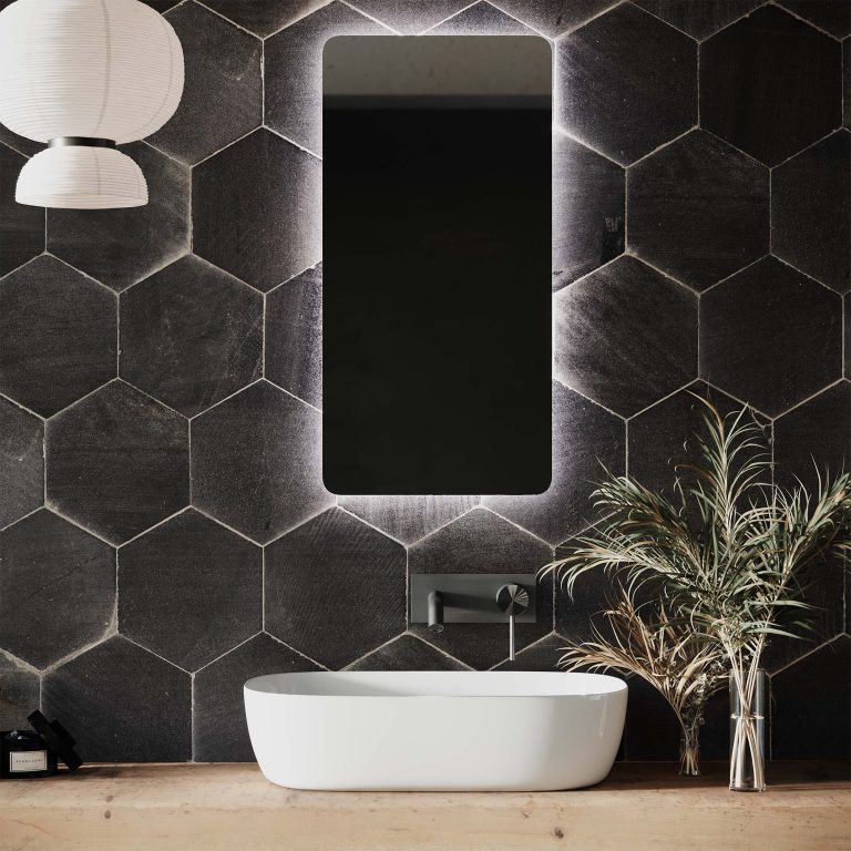 Podświetlane lustro Corner LED na tle ciemnych geometrycznych płytek w nowoczesnej łazience