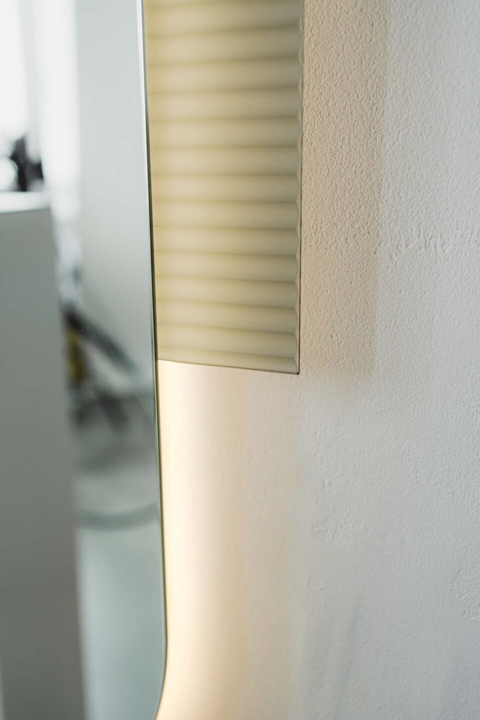 Detal podświetlanego lustra SERENITY LED LONG