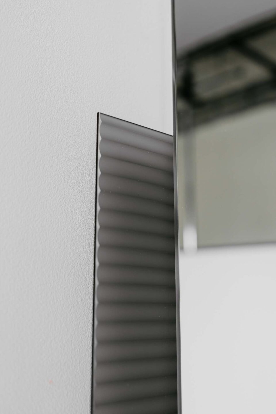 Detal podświetlanego lustra SERENITY LED LONG